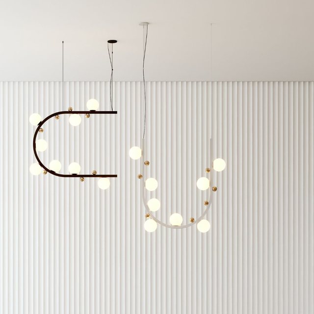 Dois pendentes Aliança, um escuro e um claro, com globos de luz e esferas polidas.