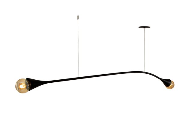 Pendente linear curvo em acabamento escuro, com uma lâmpada em cada ponta.