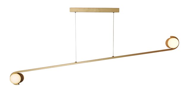 Pendente linear dourado com um globo em cada extremidade, sobre fundo branco.