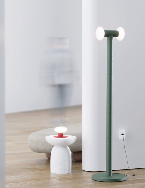Coluna Léia verde ao lado de um banco baixo, em ambiente claro.