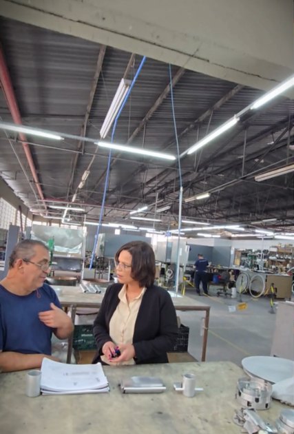 Equipe da Usina Design no chão de fábrica, em São Bernardo do Campo