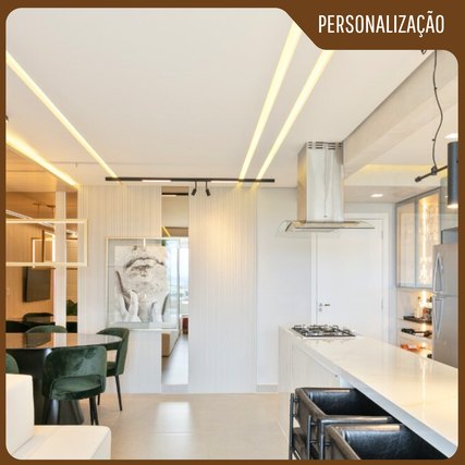Sala e cozinha integradas com perfis de LED embutidos no forro, projeto especial da Usina Design