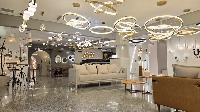 Salão do showroom da Usina, com o teto ocupado por luminárias acesas