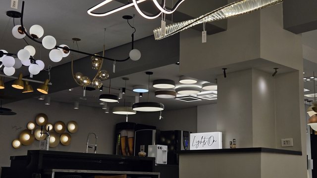 Teto do showroom da Usina em ambiente escuro, com pendentes acesos