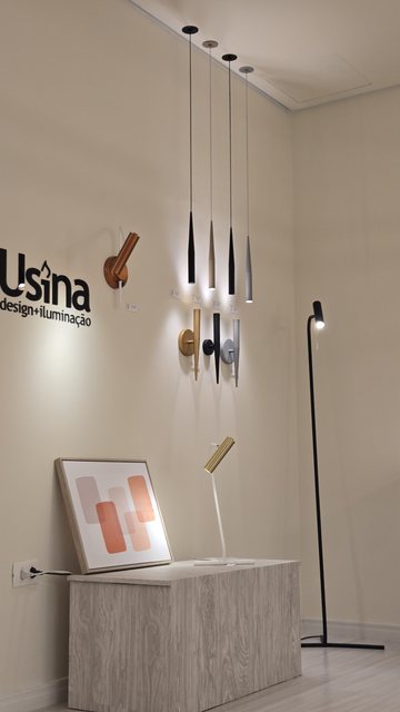 Parede da marca Usina, com pendentes alinhados acesos