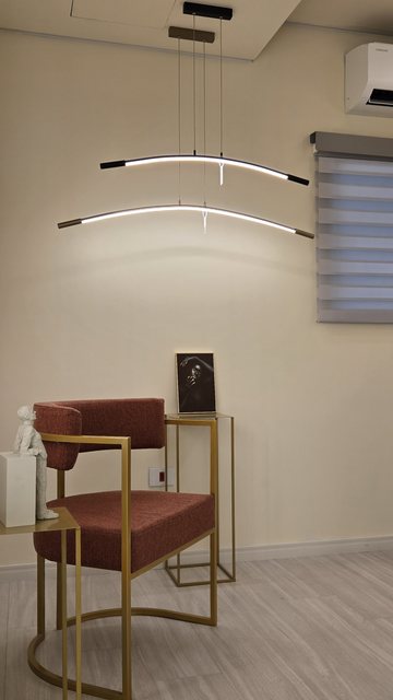 Poltrona sob pendente em arco aceso, no showroom da Usina