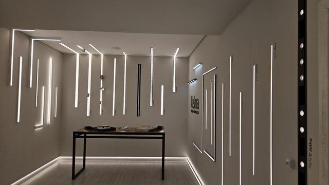 Corredor do showroom da Usina, com molduras de luz em sequência