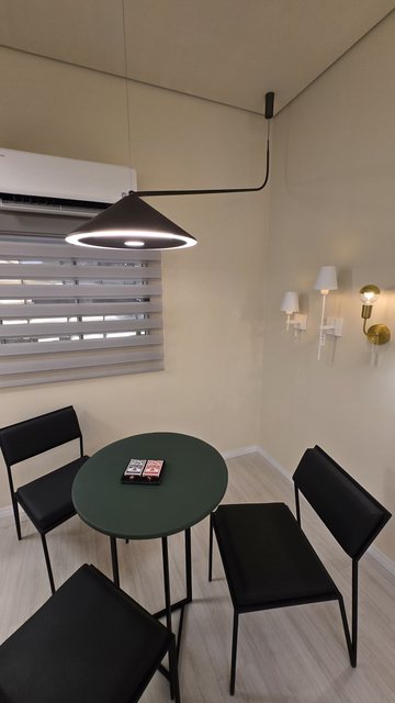 Mesa de reunião do showroom da Usina, sob plafon circular aceso