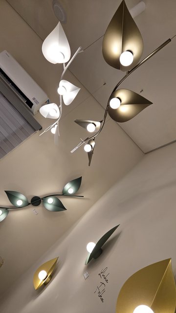 Lustre de folhas aceso no showroom da Usina
