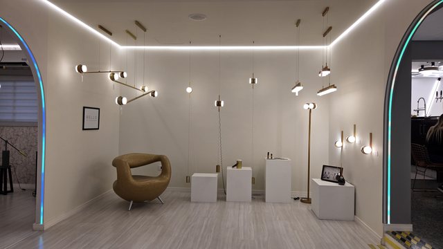 Arcos iluminados do showroom da Usina, com peças em exposição